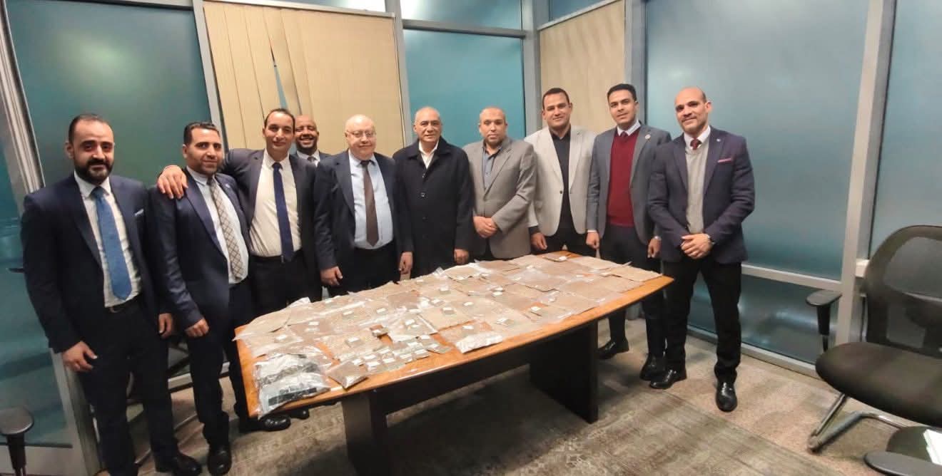 ضبط 7.5 كجم بذور ماريجوانا داخل حقيبة راكب بمطار القاهرة