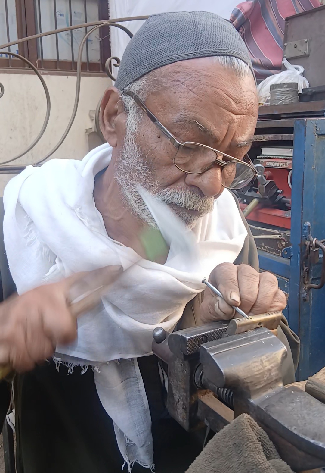 حارس المفاتيح في ملوي.. أسطورة رجل قاوم الزمن ولم تغلق يديه