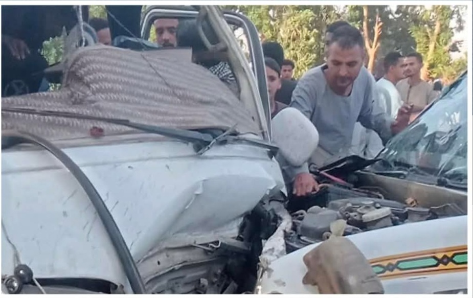 إصابة 16 شخص في حــادث تصادم بين سيارتين أجرة غرب الأقصر