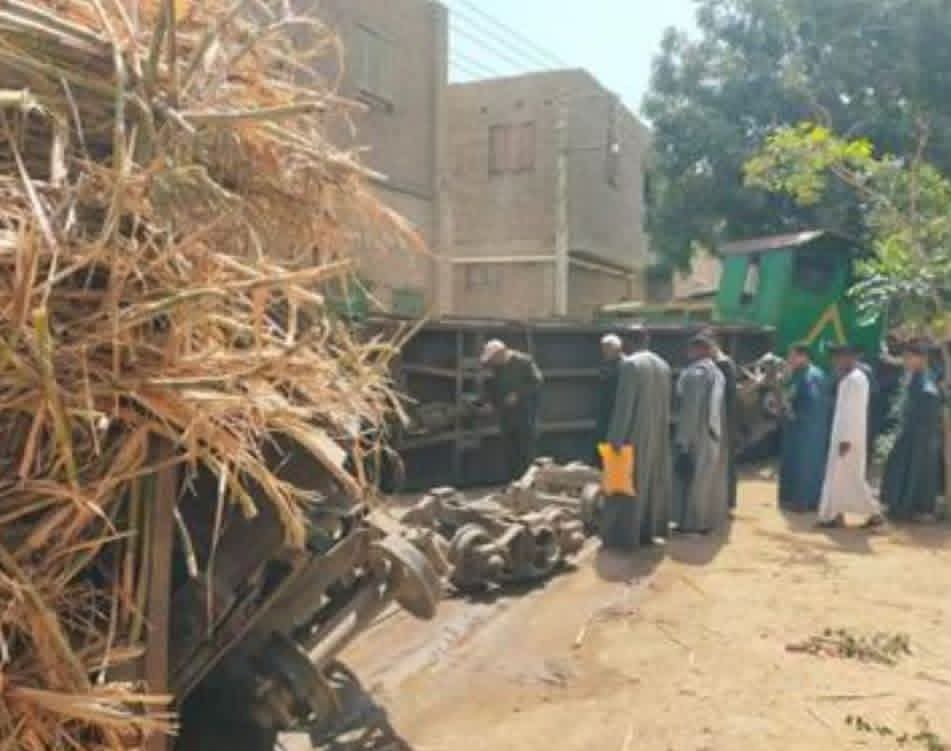 خروج قطار قصب عن مساره في مدينة السباعية بأسوان