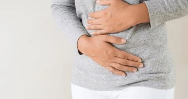 هل ترتكب هذه الأخطاء يوميا؟ عادات غذائية ويومية تدمر صحة القولون