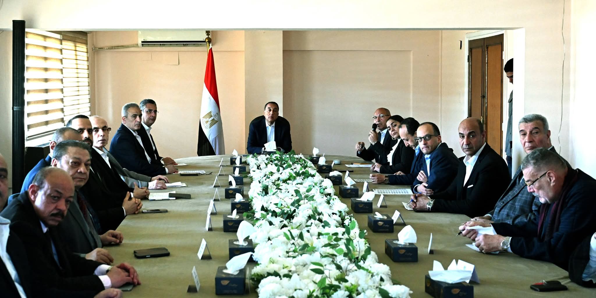 رئيس الوزراء يعقد اجتماعا مع أعضاء مجلس إدارة سوق العبور لتجارة الجملة