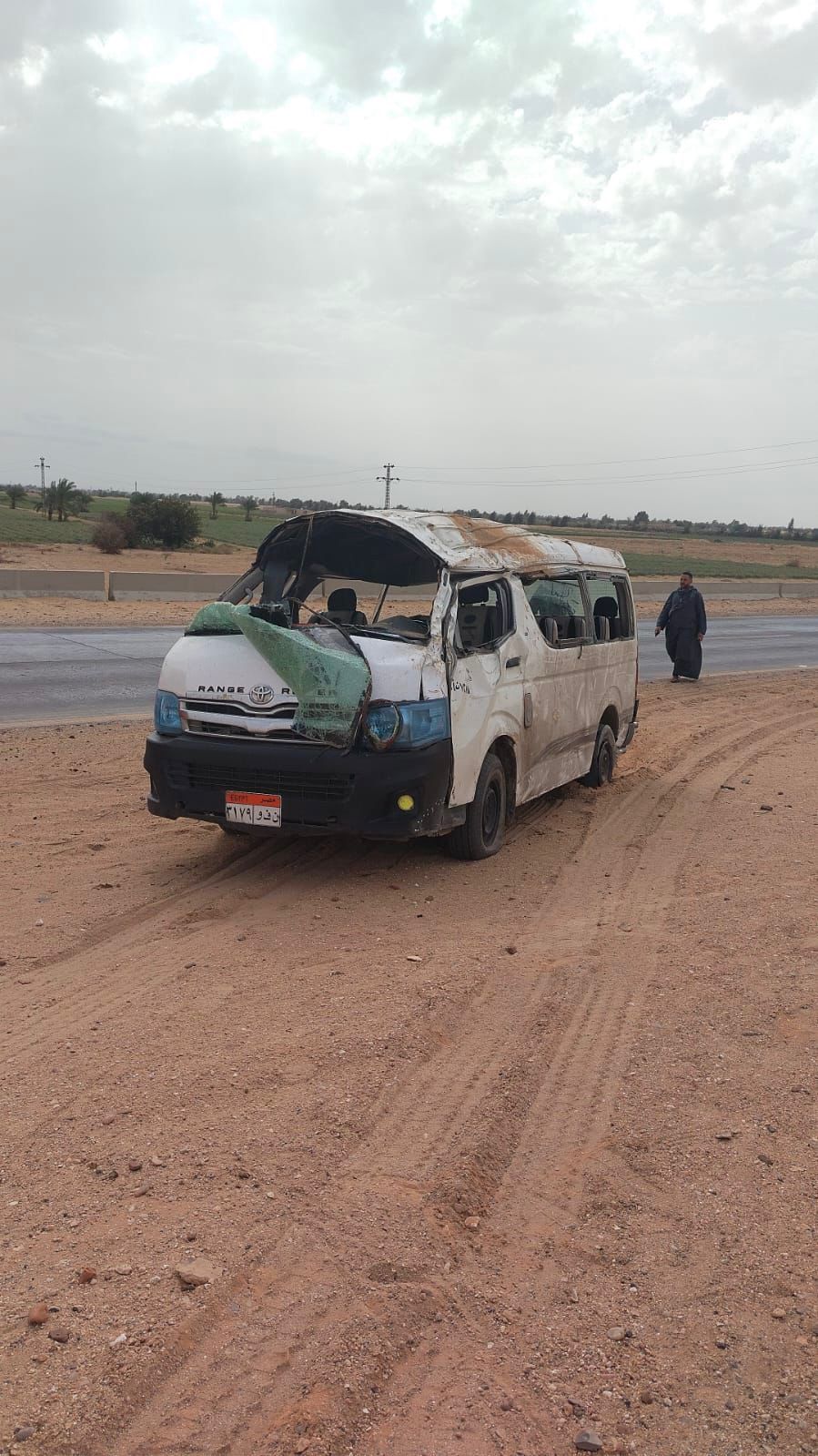 بالأسماء.. 21 مصابًا من أسرتين في انقلاب ميكروباص مروع بصحراوي المنيا