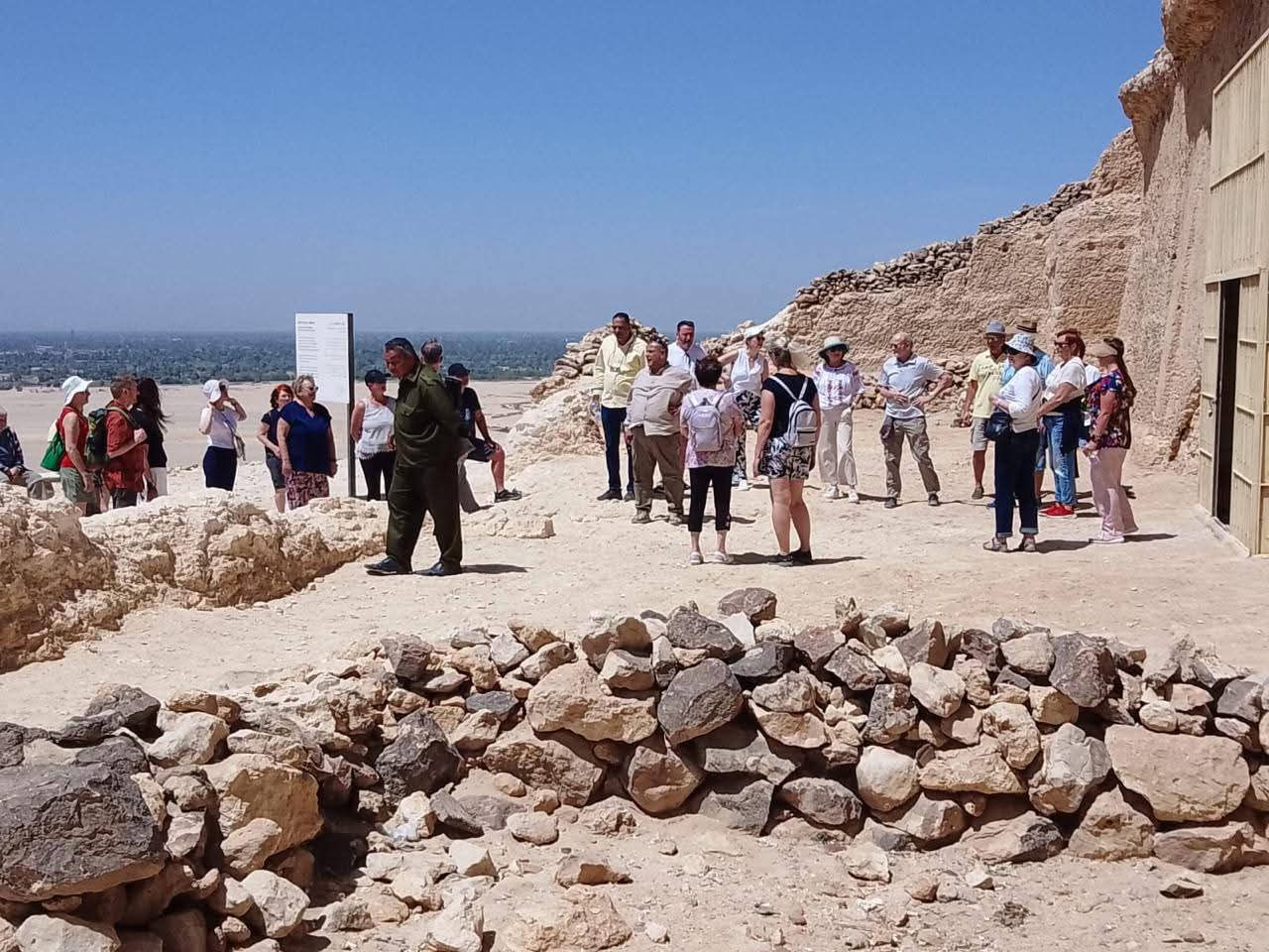 انتعاش سياحي بالمنيا.. أفواج أجنبية تزور المعالم الأثرية