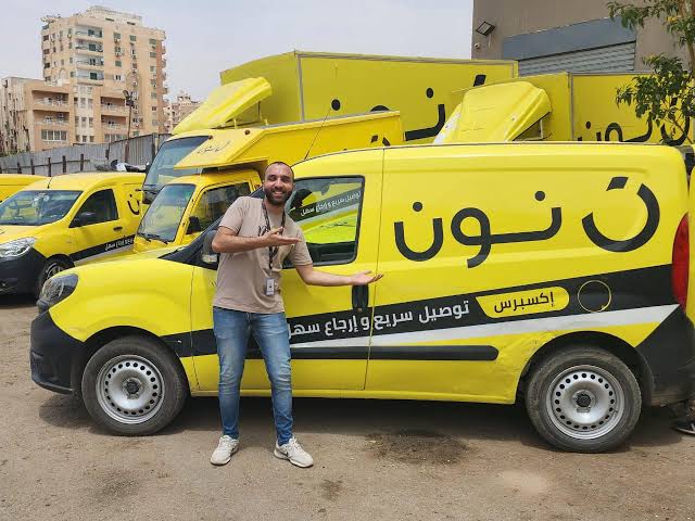 بـ 96 ألف جنيه.. عميل يغافل مندوب "نون" ويقفز من البلكونة بـ 4 هواتف محموله