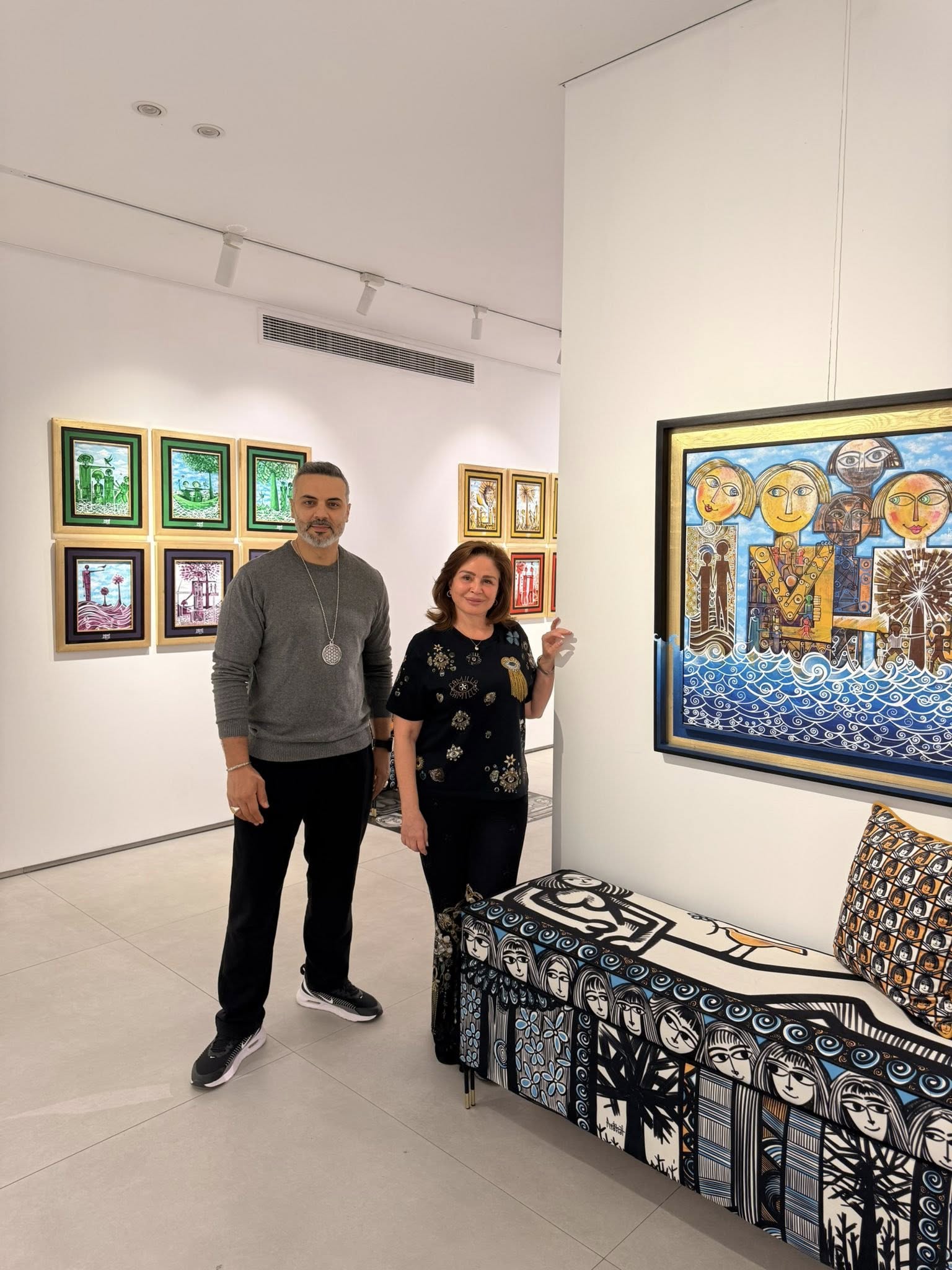 إلهام شاهين داخل معرض أحمد فريد.. حوار فني ورسائل إنسانية مؤثرة