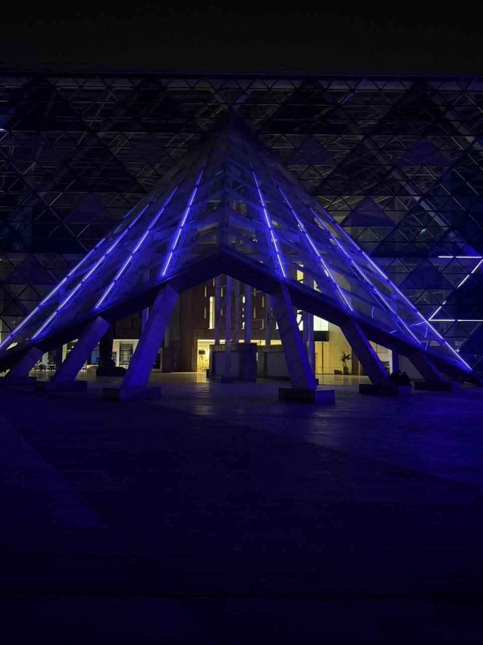 المتحف المصري الكبير يُضيء واجهته باللون الأزرق احتفالًا باليوم العالمي للتوعية بالتوحد