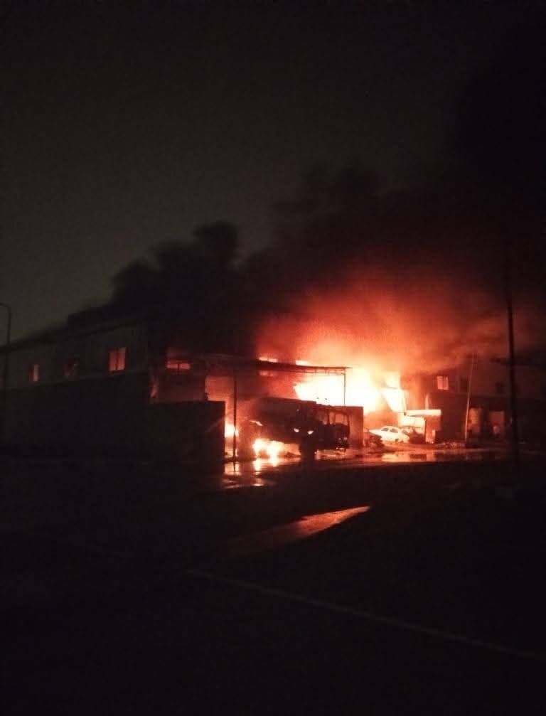 حريق هائل يلتهم مصنعين بالمنطقة الصناعية في نجع حمادي.. وجهود مكثفة للسيطرة على النيران