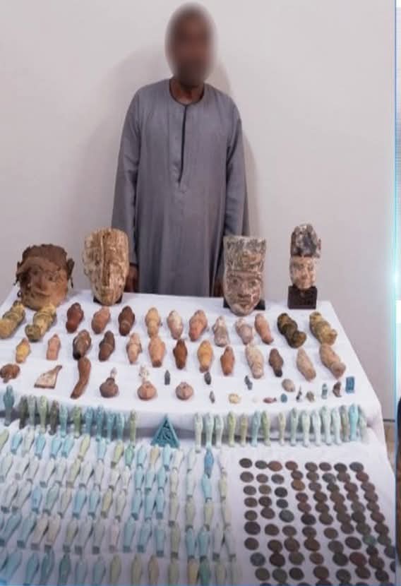 سقوط تاجر آثار بديرمواس وبحوزته 277 قطعة أثرية نادرة بالمنيا