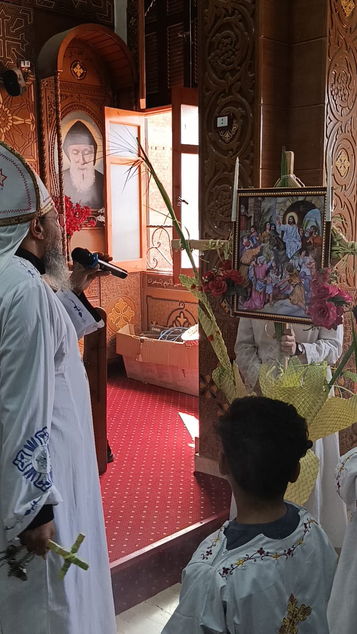 في أجواء روحانية مهيبة.. احتفالات أحد الشعانين تملأ كنيسة الكاثوليك بأبو قرقاص