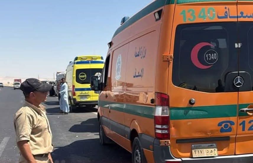 مصرع وإصابة 6 من أسرة واحدة في حادث تصادم بالطريق الصحراوي