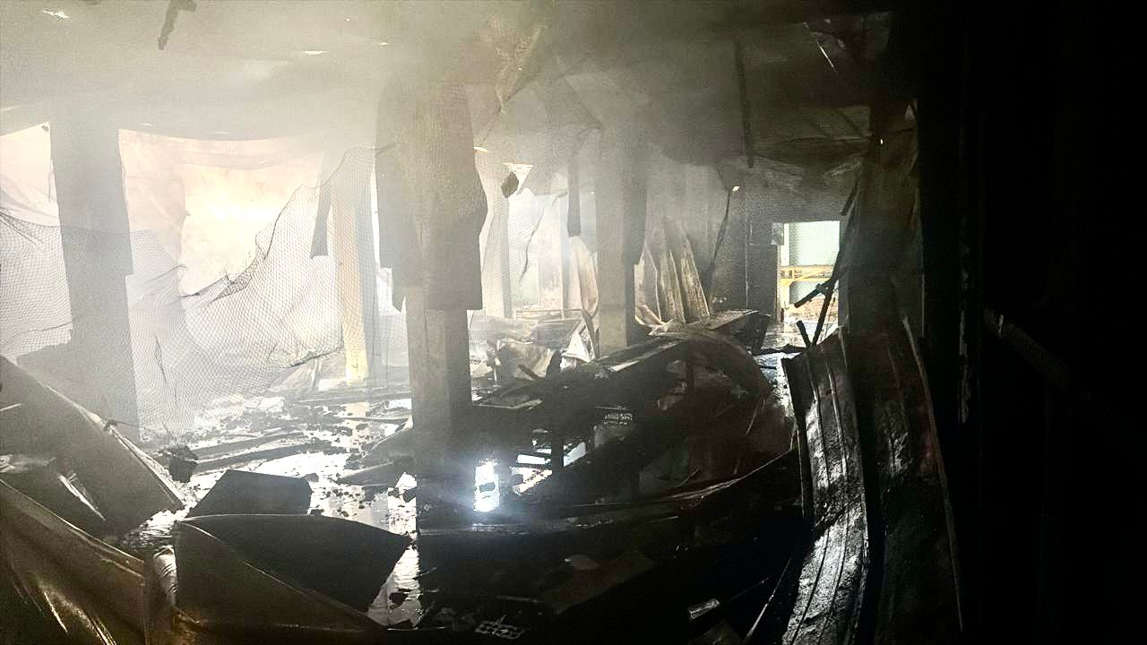 دون خسائر بشرية .... حريق هائل يلتهم مصنع سمن في بهدال بالمنيا