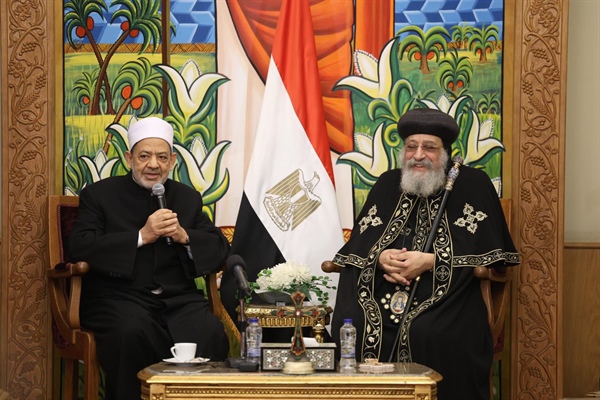 شيخ الأزهر يهنئ البابا تواضروس والمسيحيين بعيد القيامة المجيد