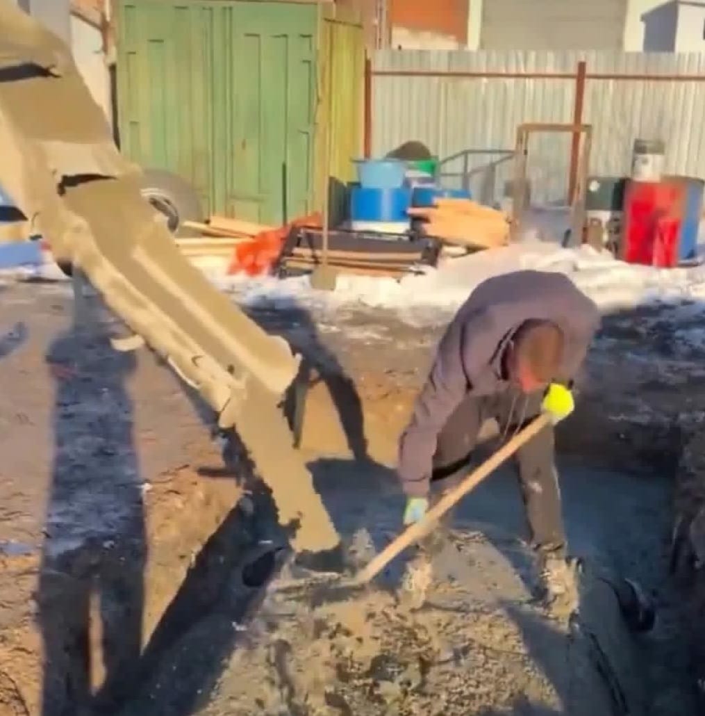 بسبب الأعطال المتكررة.. شاب روسي يدفن سيارته BMW داخل حفرة ويغلقها بالأسمنت