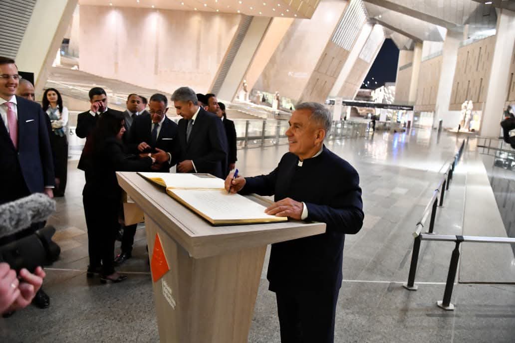 رئيس جمهورية تتارستان يزور المتحف المصري الكبير ويشيد بتجربة العرض المتحفي