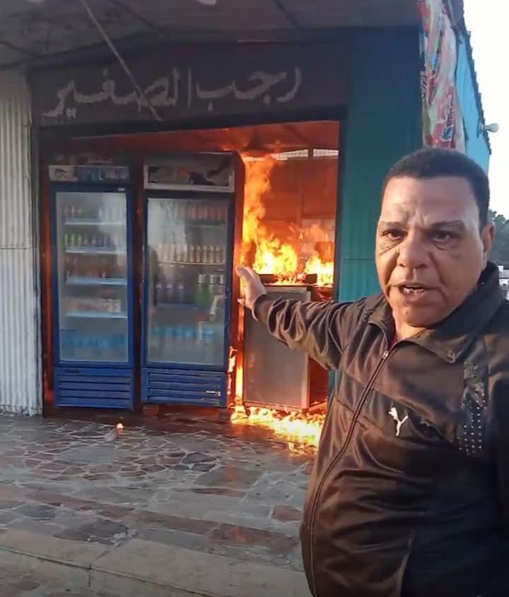 مواطن يشعل النيران في كشكه بالإسماعيلية إحتجاجا على قرارات الإزالة