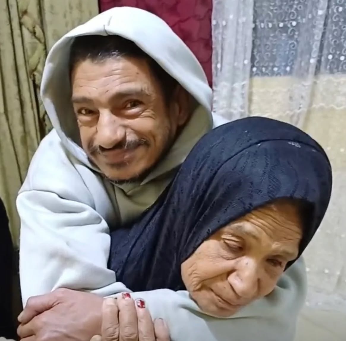 45 عامًا على ظهرها.. أم تفني عمرها في خدمة ابنها وتطلب رضا الله فقط