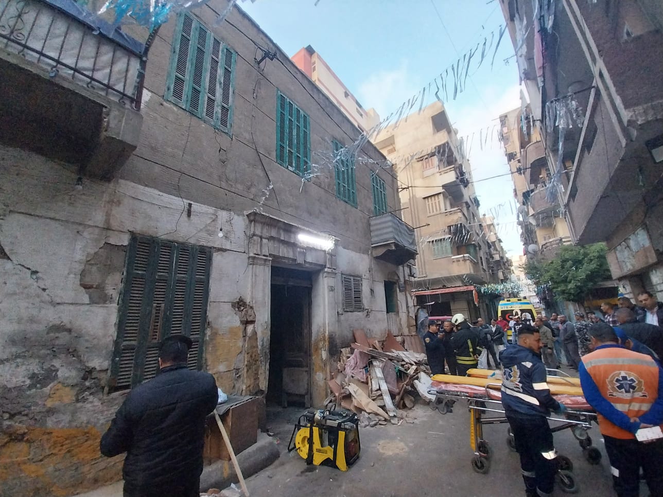 مصـ ـرع 3 أشخاص وإصـ ـابة 3 آخرين في انهـ ـيار سقف عقار بمنطقة محرم بك بالإسكندرية