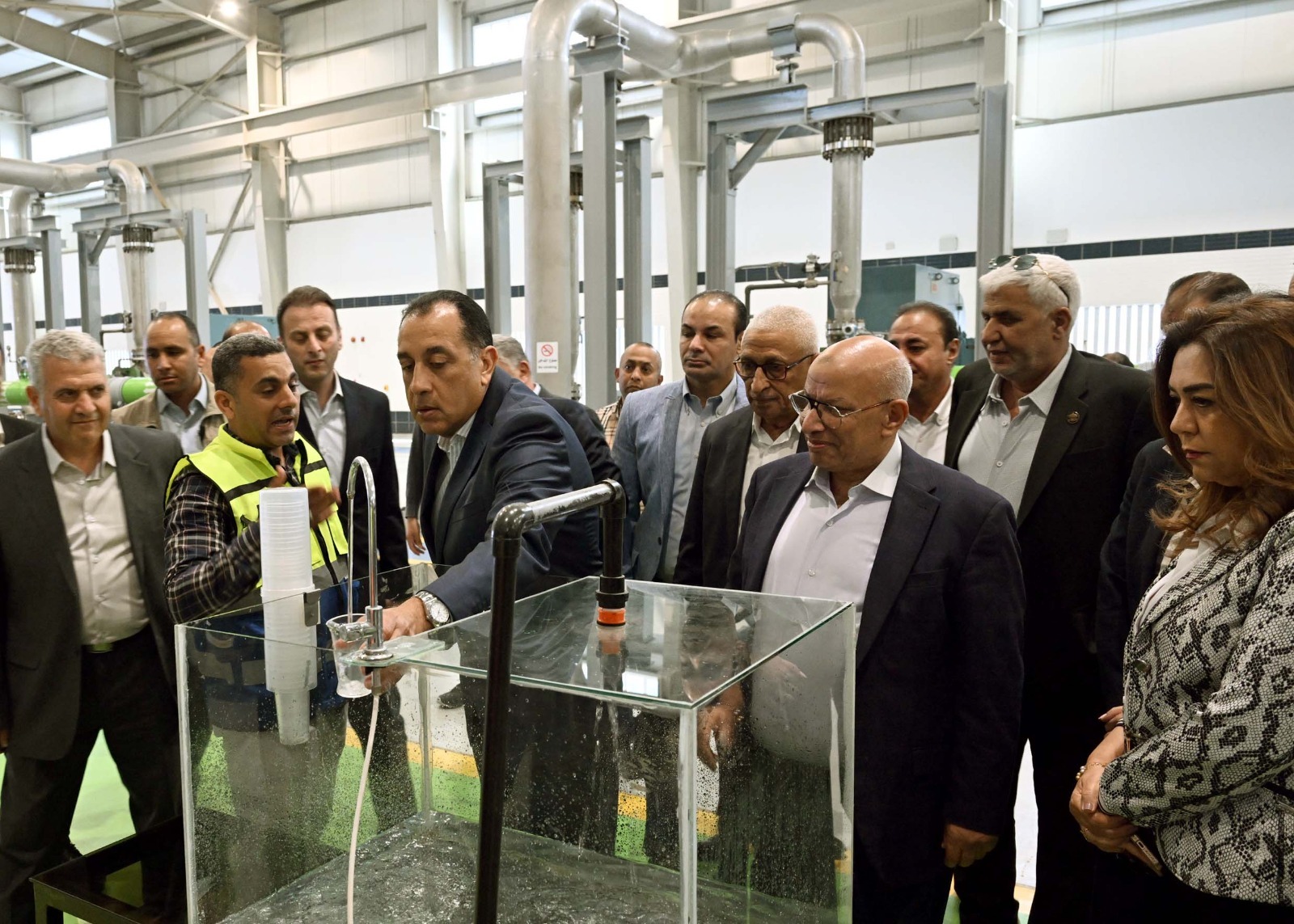 جرب المياه بنفسه.. رئيس الوزراء يتفقد محطة تحلية مياه البحر بالعريش
