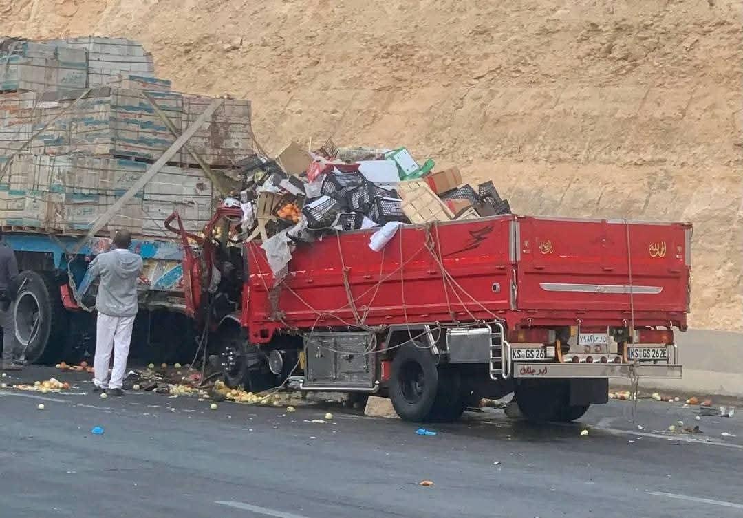 حـ ـادث مـ ـروع علي طريق الصحراوي الشرقي ... مصـ ـرع شخصين اثر حـ ـادث تصـ ـادم سيارتين نقل بالشيخ فضل في المنيا
