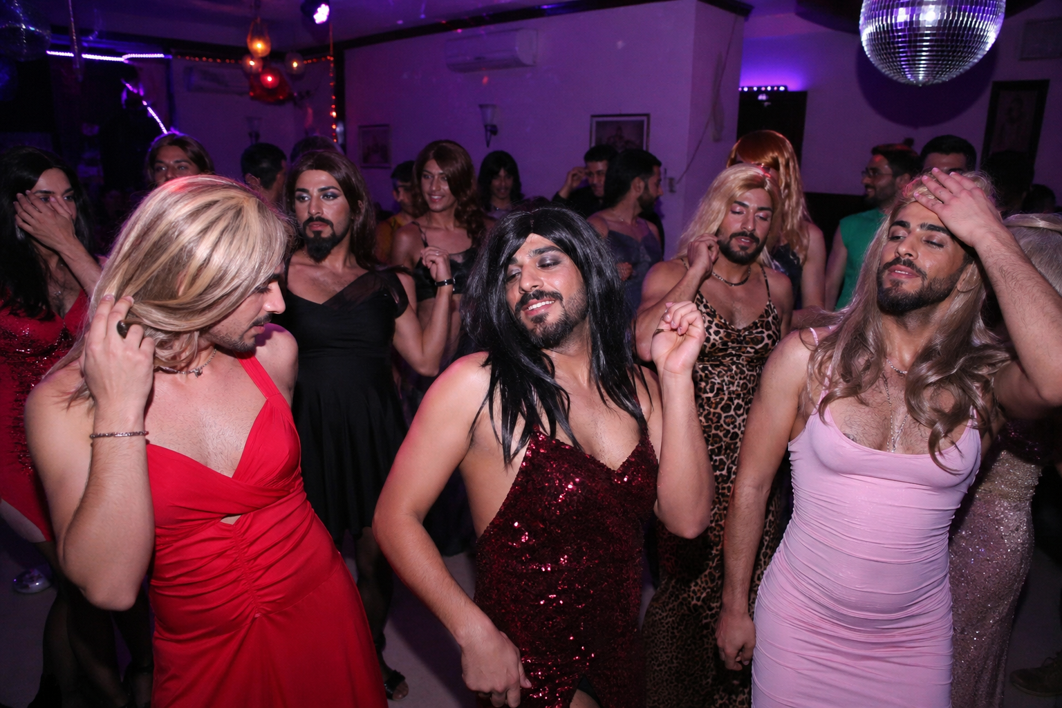 26 رجلا بملابس حريمي.. تفاصيل التحقيقات في قضية حفل 6 أكتوبر