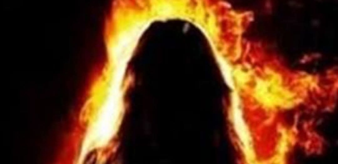 فتشت في الهاتف دون إذن.. زوج يشـ ـعل النـ ـار في زوجته بالمطرية