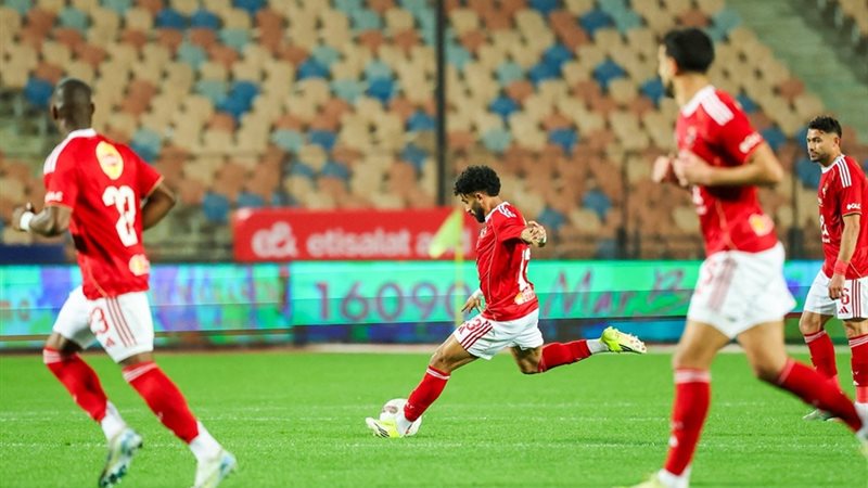 نهاية الشوط الأول.. الأهلى يتقدم على الزمالك بهدفى بن شرقى والشحات