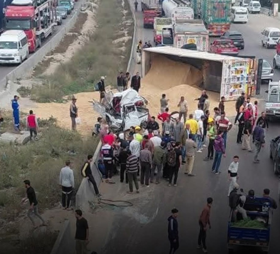 رمال على الأسفلت.. انقـ ـلاب تريلا على طريق الإسكندرية الصحراوي أمام سيفن أب العامرية
