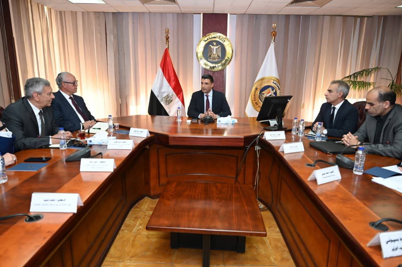 خالد هاشم يبحث دعم قطاع الدواء وتعزيز التصنيع المحلي وزيادة الصادرات