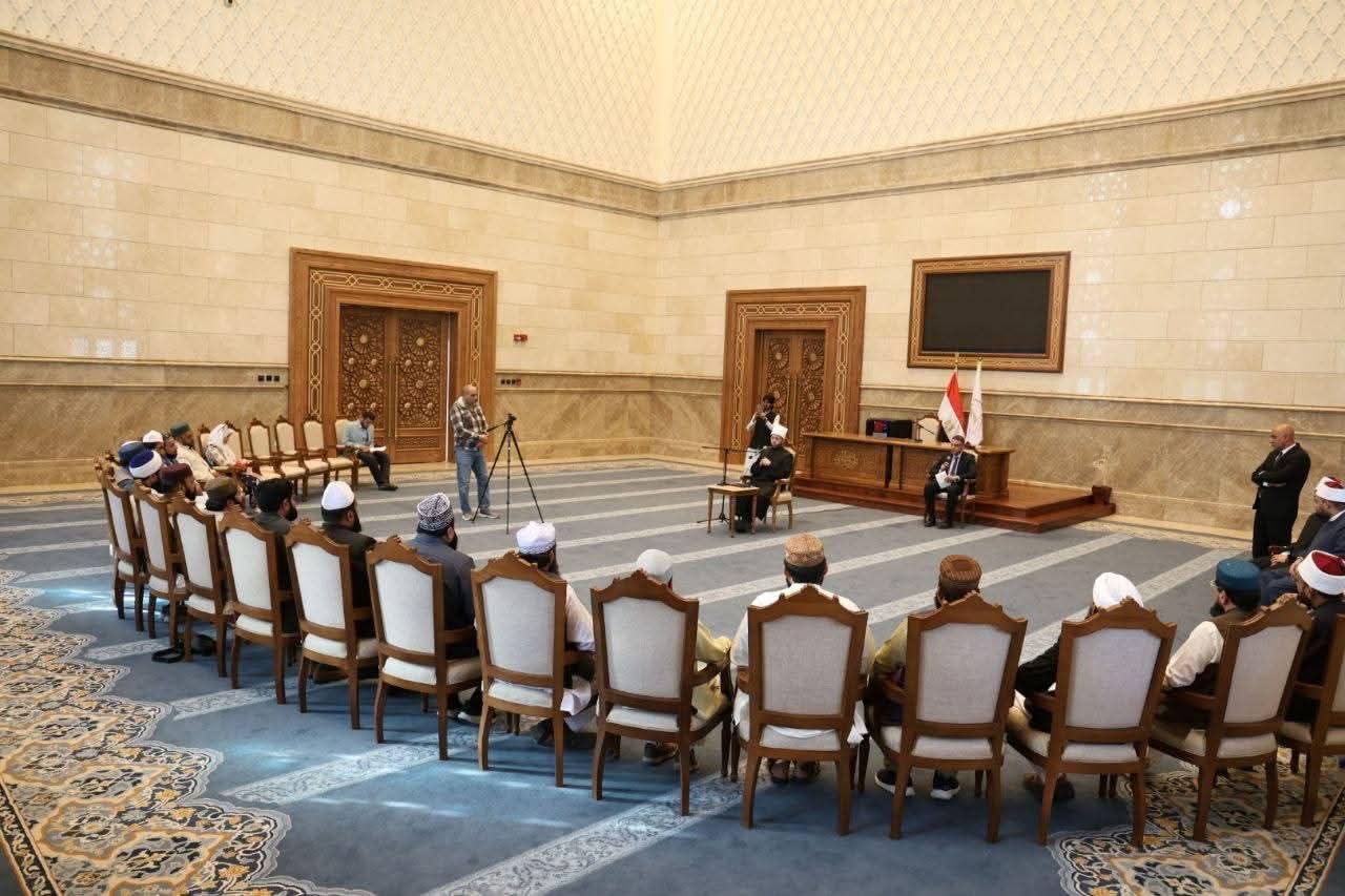 وزير الأوقاف يستقبل وفدًا من علماء باكستان بمسجد مصر