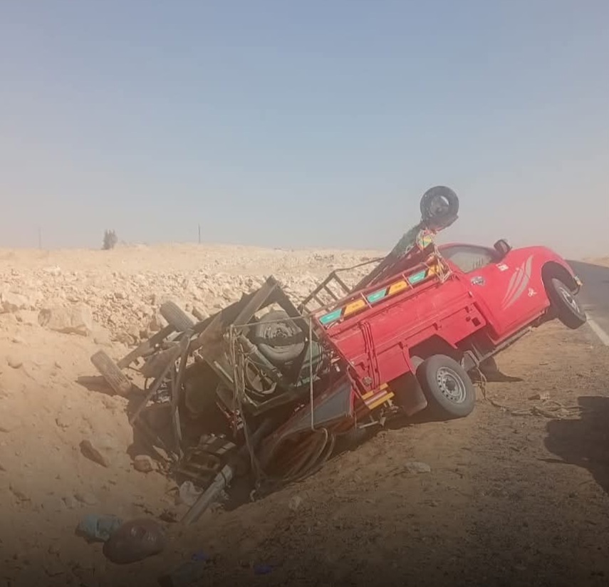 مصـ ـرع شخص وإصـ ـابة 8 آخرين في انقـ ـلاب سيارة تقل عمالا وخلاطة بطريق القوصية الصحراوي في أسيوط