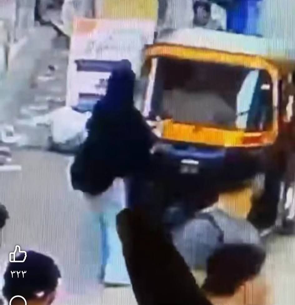 سواق توكتوك تحـ رش ببنتين في الشارع ولما اعترضا خبطهم