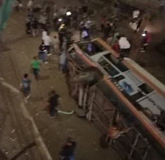 إصـ ـابة 16 شخصًا في انقـ ـلاب أتوبيس نقل عام من أعلى كوبري الإباجية