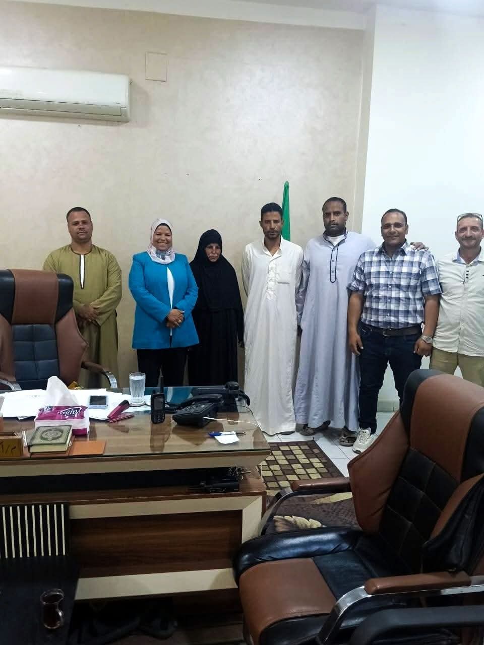 بعد ما باست رجليها.. رئيس مدينة بني مزار تعرض شقة على الحاجة أم محمد