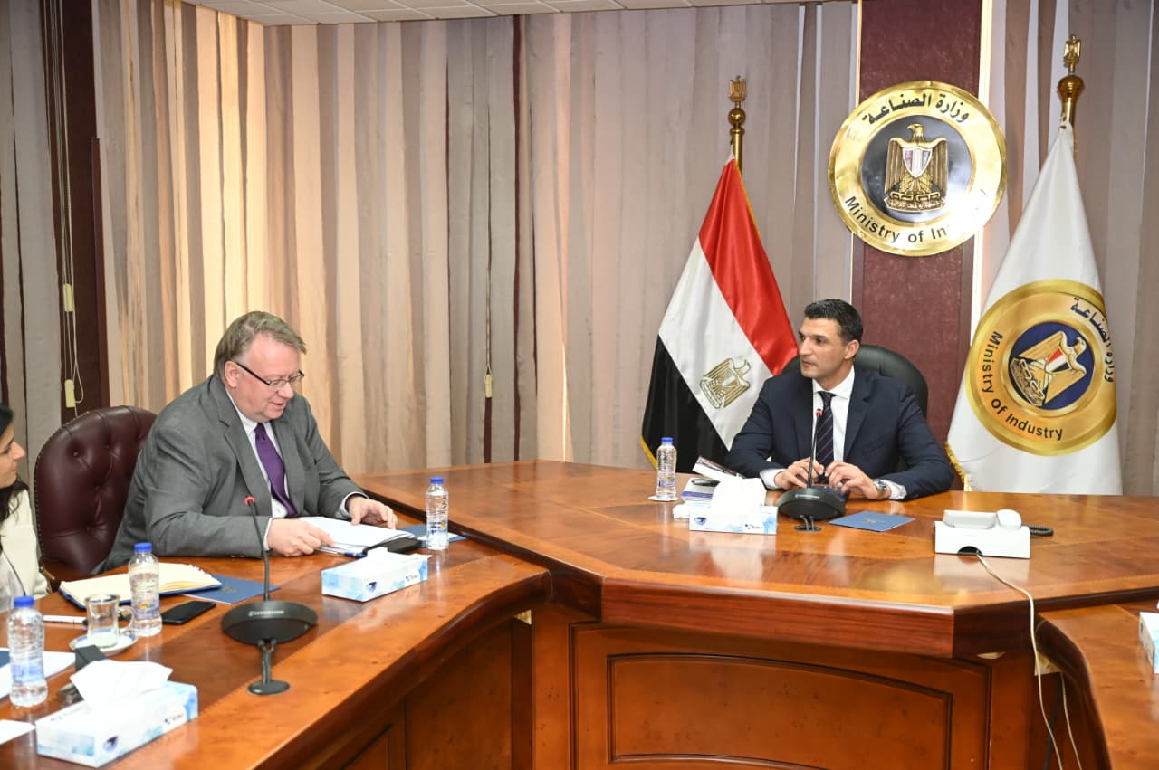 وزير الصناعة يبحث مع مدير مكتب منظمة العمل الدولية بالقاهرة مشروعات المنظمة الحالية والمستقبلية في مصر