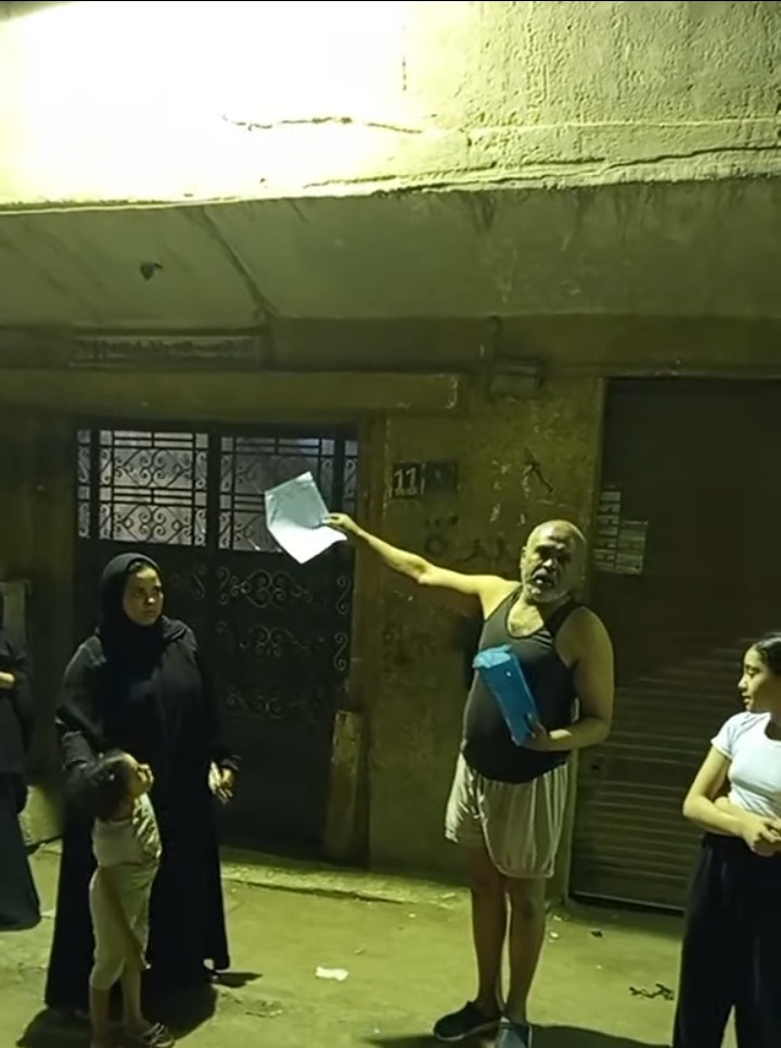 نزلوه من شقته بالفانلة مع 4 بنات.. مسن يستغيث من البلـ طجية