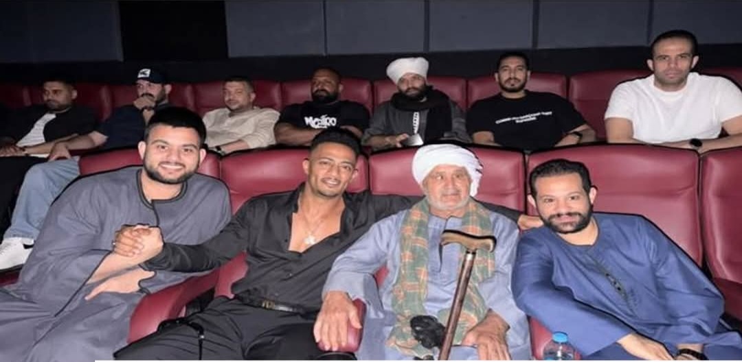 وفى بوعده لجمهوره ... محمد رمضان يحضر عرض «أسد» وسط أبطال واقعة الجلابية
