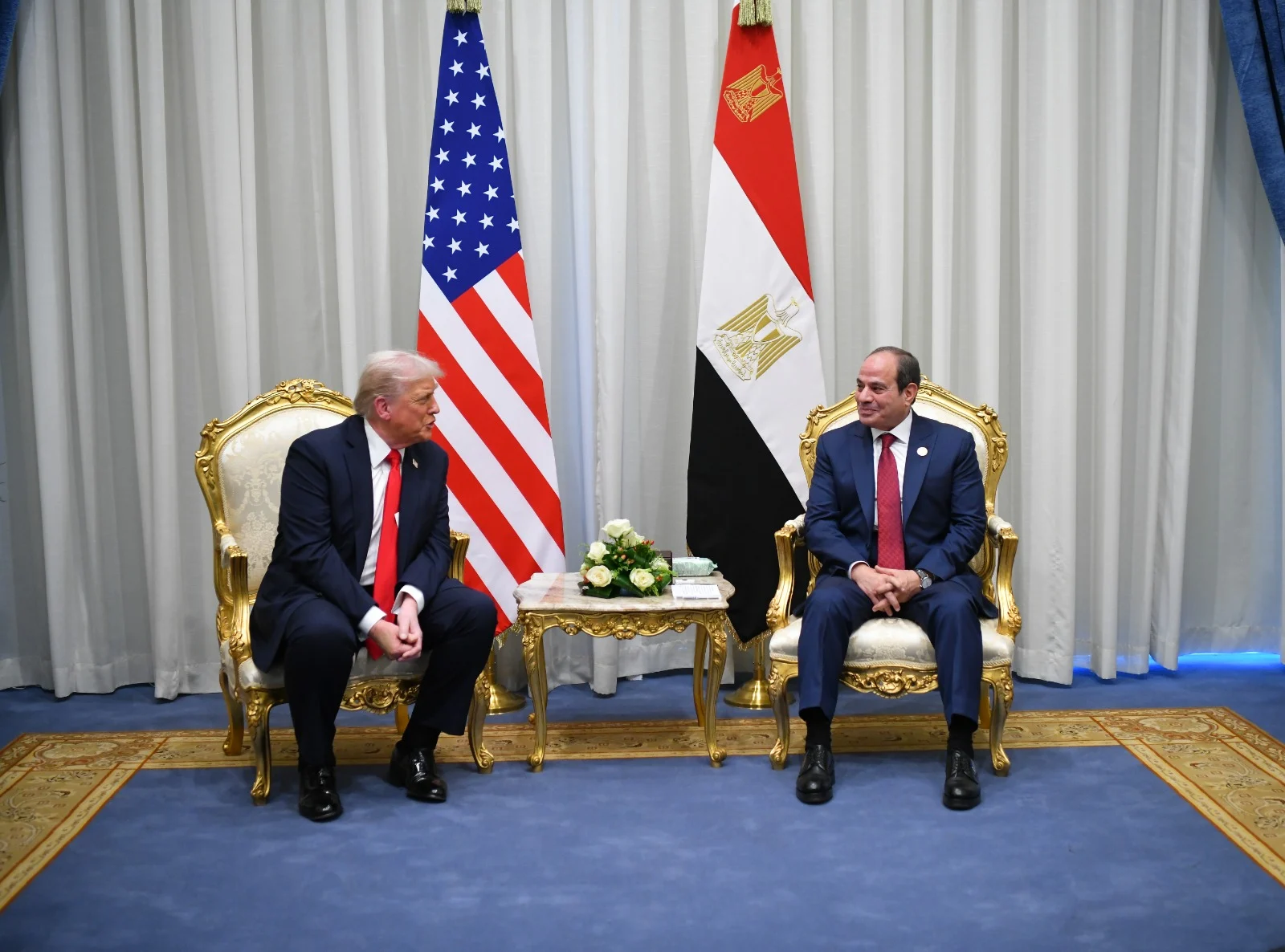 السيسي وترامب في اتصال إقليمي عاجل لبحث إنهاء التوتر بالشرق الأوسط