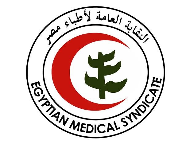 نقابة الأطباء تطالب برفع الأسعار: كشف استشاري ميقلش عن ألف جنيه.. واللي مش عاجبه يروح المستشفيات العامة بـ 10 جنيهات