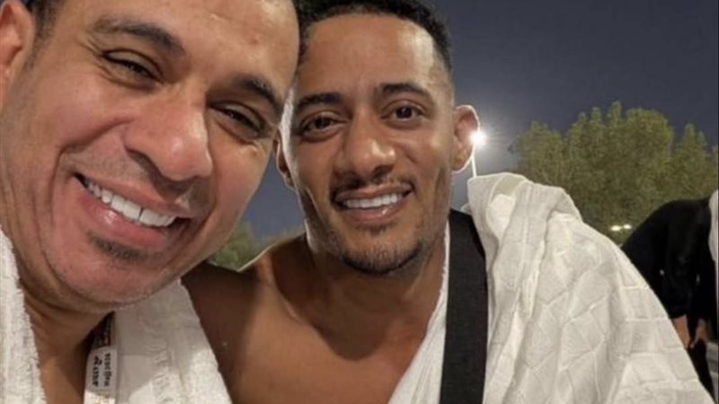 ربنا يتقبل منا ومنكم ... محمود الليثي ينشر صورة مع محمد رمضان أثناء الحج