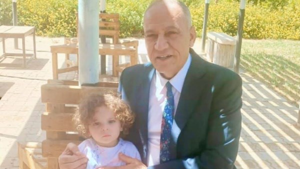 في موقف إنساني نبيل ... عميد حقوق المنيا يجلس مع طفل بحديقة الكلية لحين انتهاء والدته من الامتحان