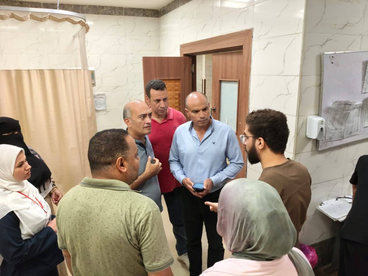 مراقبة تتعرض لوعكة صحية داخل لجنة امتحانات الثانوية بسمالوط.. وتقديم الرعاية الطبية اللازمة