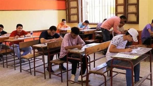 طلاب الثانوية العامة يؤدون امتحاني الكيمياء والجغرافيا