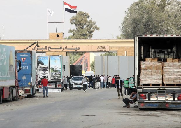 معبر رفح يستقبل المزيد من المساعدات والفلسطينيين المصابين
