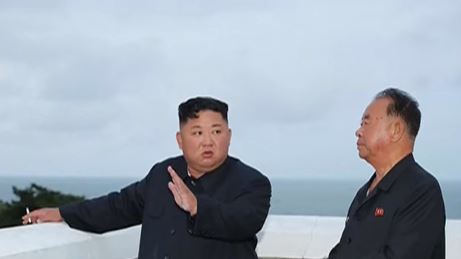 كيم جونج أون يشرف على مناورات مدفعية بمناسبة ذكرى ميلاد كيم إيل سونج