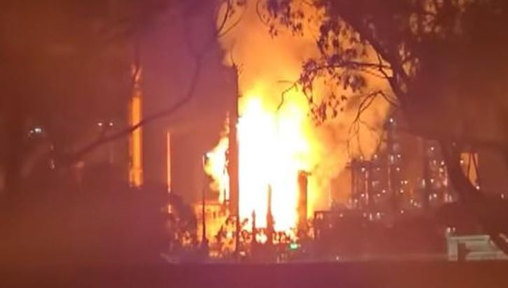 حريق ضخم يشتعل في مصفاة نفط أسترالية ويهدد إنتاج البنزين