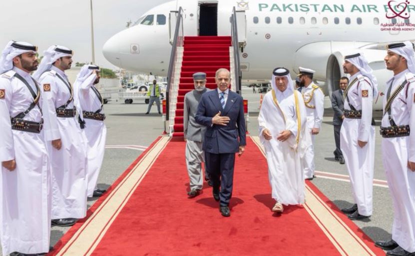 رئيس وزراء باكستان يبدأ زيارة عمل إلى قطر عقب لقاءات مع القيادة السعودية