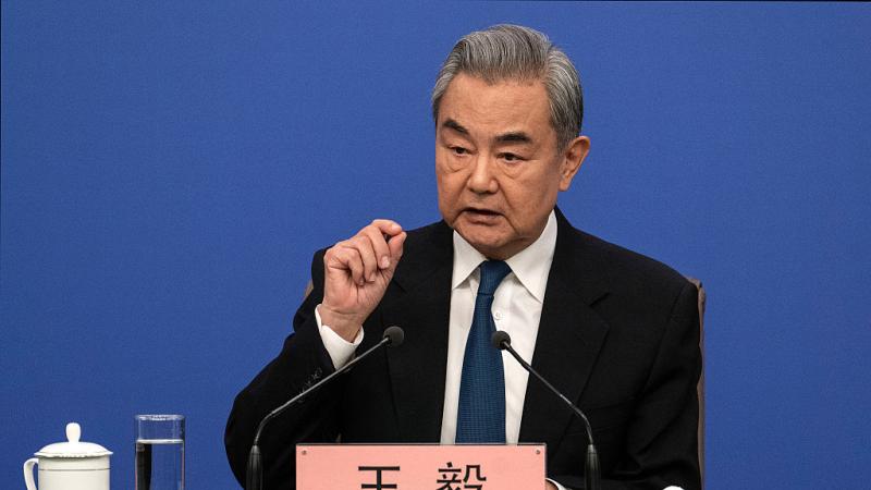 وزير خارجية الصين يحذر من تأثير الحرب على أمن الطاقة في مضيق هرمز