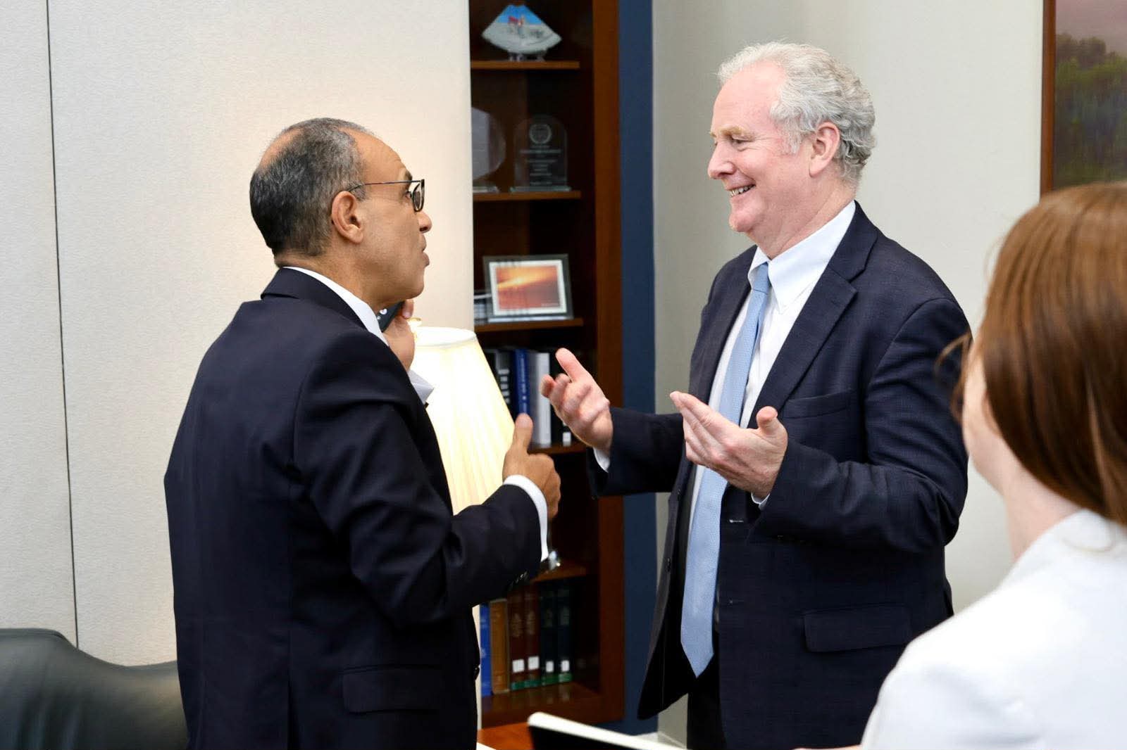 وزير الخارجية يلتقي سيناتور أمريكي لتعزيز الشراكة الاستراتيجية