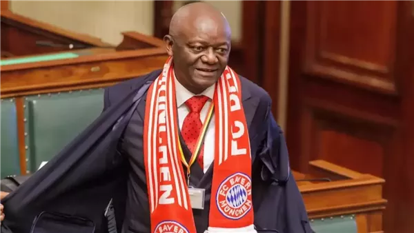 والد فينسنت كومباني يحتفل بفوز بايرن ميونخ في البرلمان البلجيكي